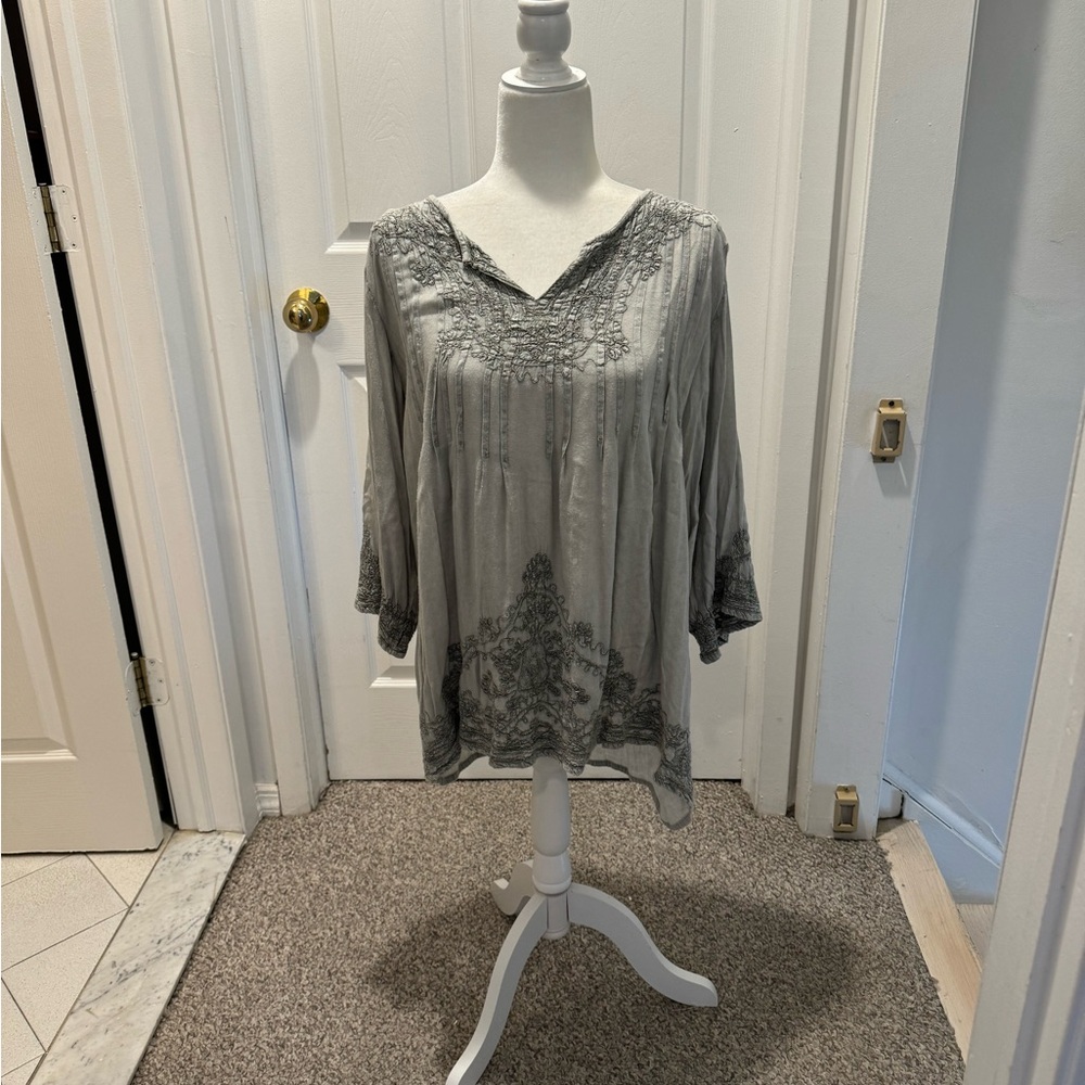 Solitaire Gray Tunic with Intricate Patterns